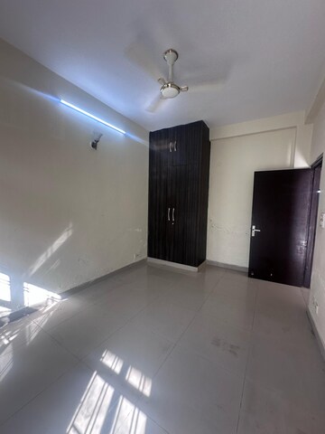 Room in 3 BHK Builder Floor at ROF Portico, Sector 43 – for Rent