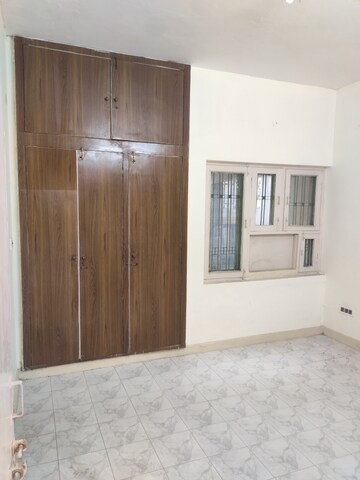 Room in 3.5 BHK Independent House at Nishat Ganj – for Rent