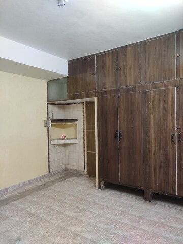 Room in 3.5 BHK Independent House at Nishat Ganj – for Rent