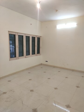 Room in 3.5 BHK Independent House at Nishat Ganj – for Rent