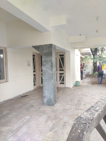Parking in 3.5 BHK Independent House at Nishat Ganj – for Rent