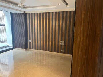 Room in 4 BHK Builder Floor at DLF Atria, Dlf Phase ii – for Rent