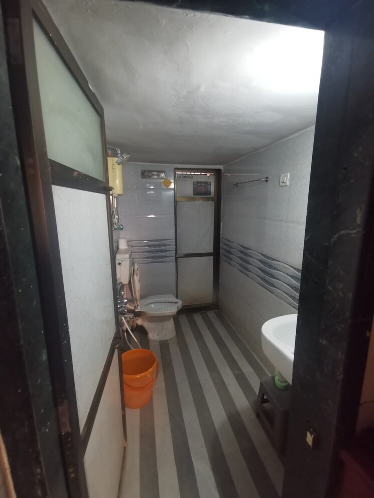 Bathroom, vardhman-gardens 3 Bedroom 1200 Sq.Ft. Apartment In Balkum Pada Thane 8425700