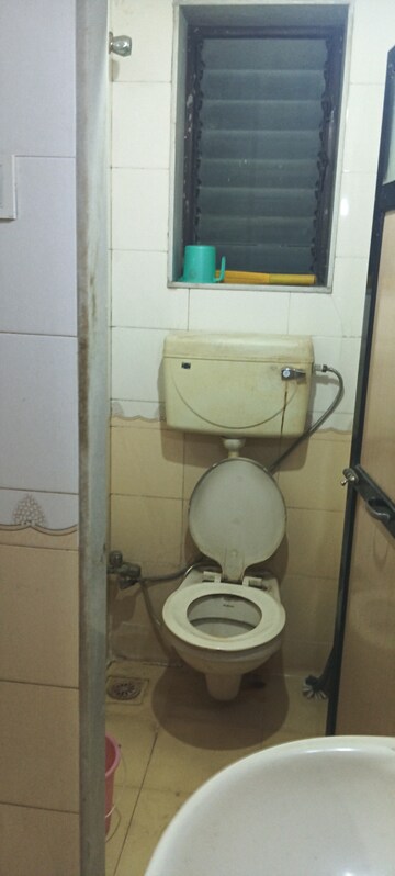 Bathroom in 1 BHK Apartment at Vile Parle East – for Rent