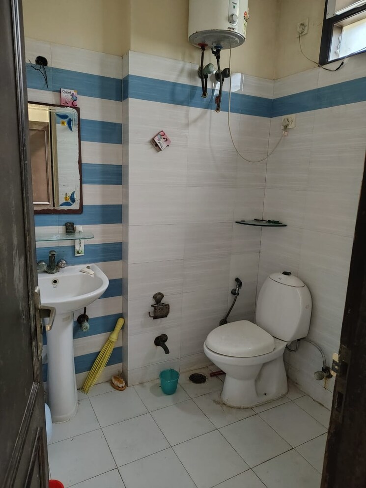 Bathroom, rwa-apartments-sector-47 2 Bedroom 300 Sq.Mt. Builder Floor In Sector 47 Noida 8425752
