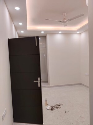 Room in 4 BHK Apartment at Vasant Kunj – for Sale