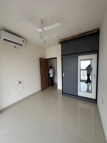 Room in 2 BHK Apartment at Lodha Primo, Parel – for Rent