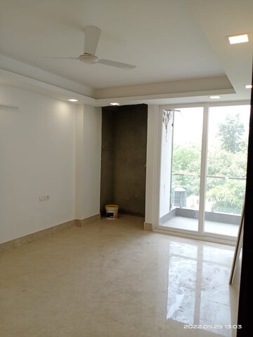Room in 5 BHK Apartment at Vasant Kunj – for Sale