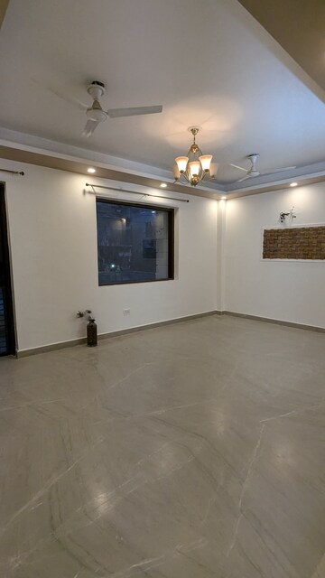 Room in 4 BHK Builder Floor at Sector 43 – for Rent