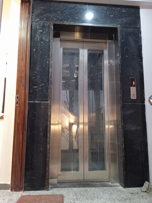 Lift in 1 BHK Apartment at Dwarka Mor – for Sale