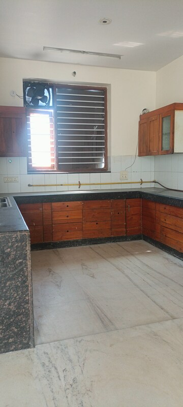 Kitchen in 5 BHK Villa at Sector 47 – for Rent