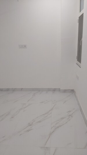 Furnished Amenities in 3.5 BHK Builder Floor at Mayur Vihar – for Sale