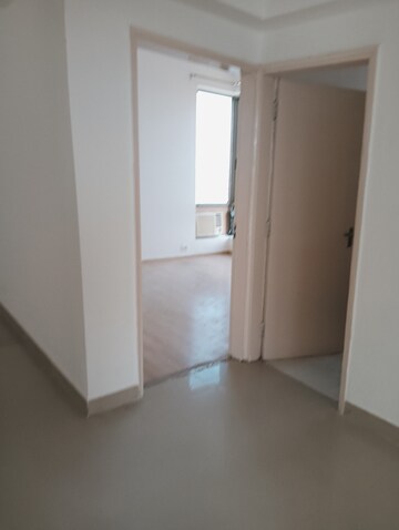 Room in 3 BHK Apartment at Pioneer Park Phase 1, Sector 61 – for Rent