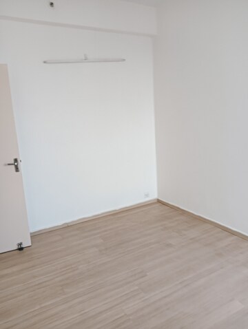 Room in 3 BHK Apartment at Pioneer Park Phase 1, Sector 61 – for Rent