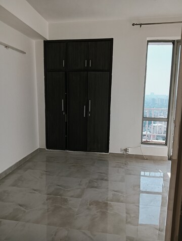 Room in 3 BHK Apartment at Pioneer Park Phase 1, Sector 61 – for Rent
