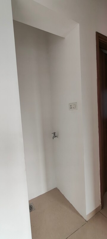 Room in 2 BHK Apartment at Kalpataru Immensa, Kolshet Road – for Rent