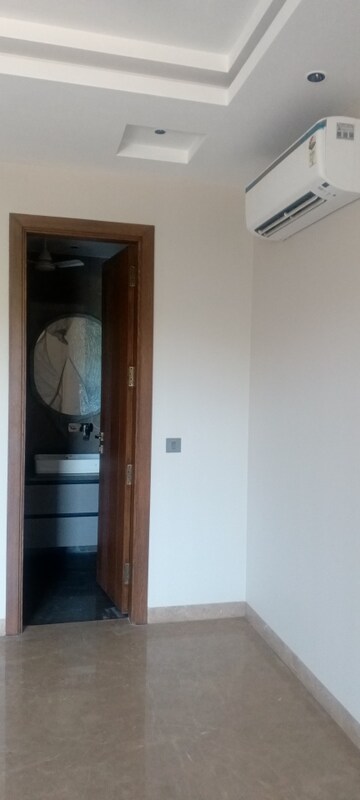 Furnished Amenities in 2 BHK Apartment at M3M Marina, Sector 68 – for Rent