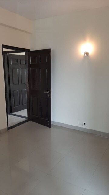 Room in 3 BHK Apartment at Omaxe The Nile, Sector 49 – for Rent
