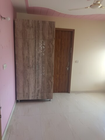 Room in 3 BHK Builder Floor at Sector 9 – for Rent