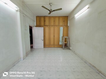 Room in 2 BHK Apartment at Navjivan Colony, Mahim – for Rent