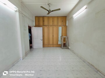 Room in 2 BHK Apartment at Navjivan Colony, Mahim – for Rent