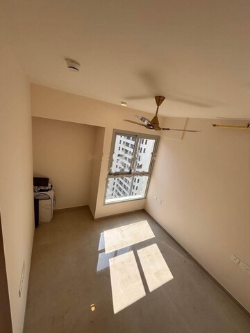 Room in 2 BHK Apartment at Piramal Vaikunth, Balkum Pada – for Rent