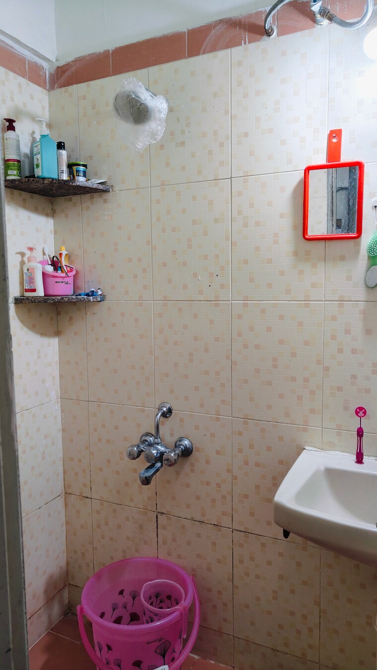 Bathroom, kumar-paradise-pune 2 Bedroom 813 Sq.Ft. Apartment In Magarpatta City Pune 8426367