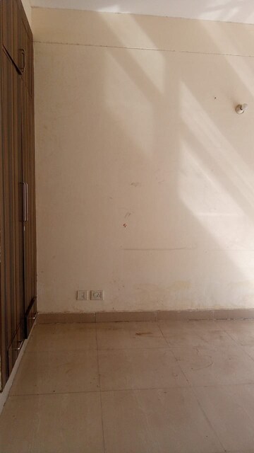 Room in 3 BHK Apartment at Vip Road – for Rent
