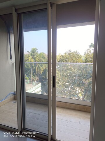 Room in 3 BHK Apartment at Bengal Peerless Avidipta, Em Bypass – for Sale