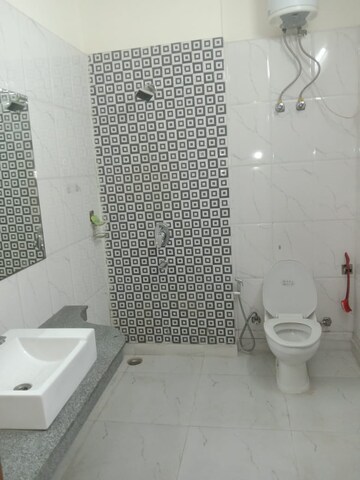 Bathroom in 2.5 BHK Builder Floor at Sector 46 – for Rent