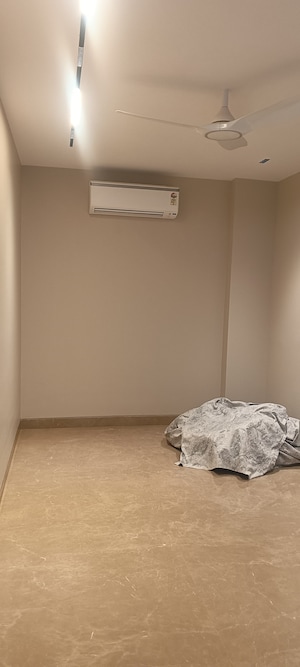 Room in 3 BHK Apartment at Unitech The Close North, Sector 50 – for Sale