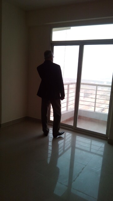 Room in 2 BHK Apartment at Supertech Czar Suites, Omicron I Greater Noida – for Sale