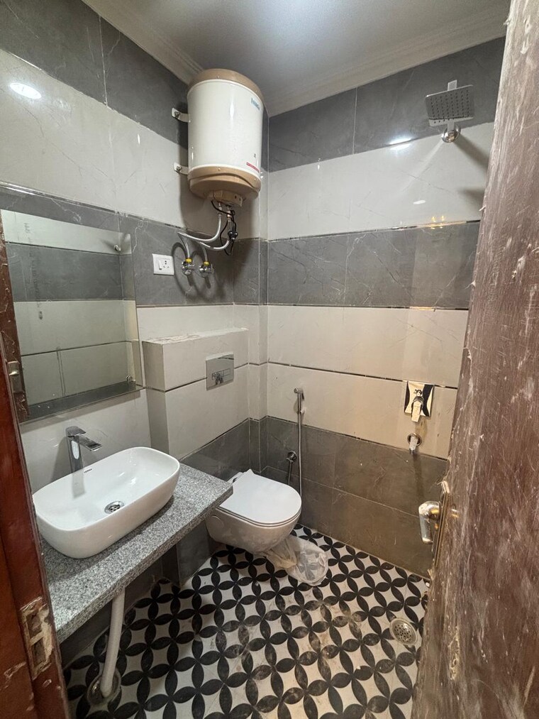 Bathroom, goutampuri 2 Bedroom 900 Sq.Ft. Builder Floor In Goutampuri Delhi 8427138