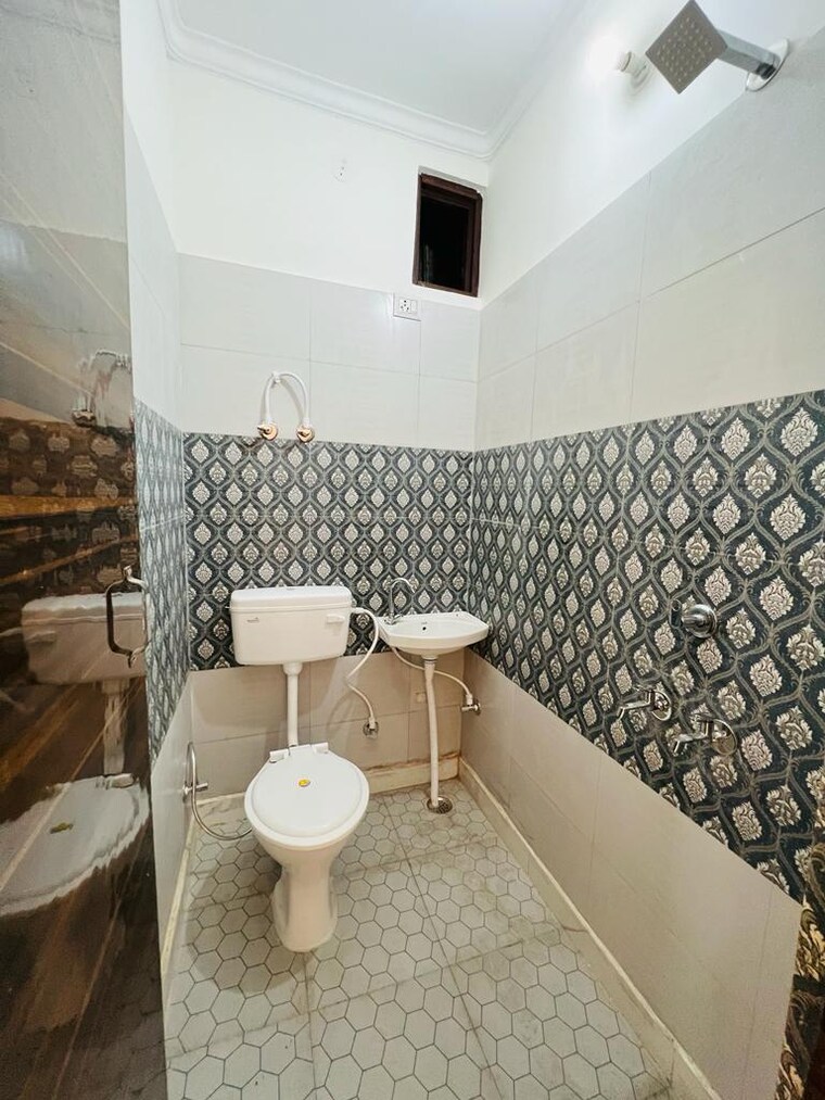 Bathroom, kashmiri gate 3 Bedroom 850 Sq.Ft. Builder Floor In Kashmiri Gate Delhi 8427183