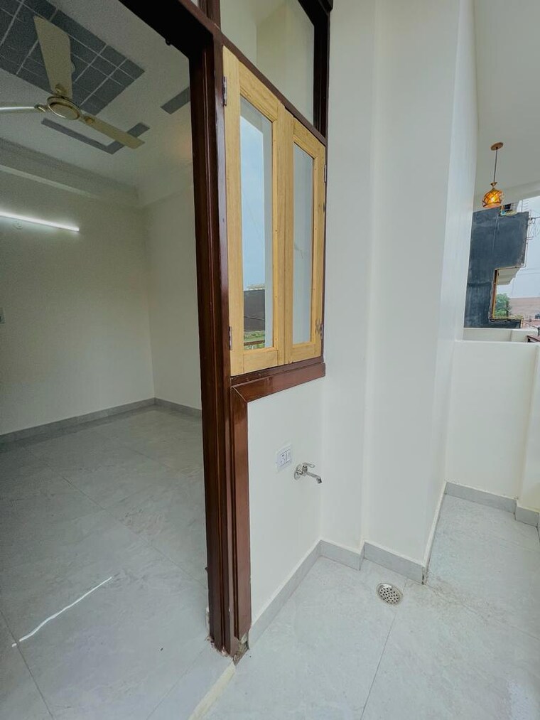 Bathroom, kashmiri gate 3 Bedroom 850 Sq.Ft. Builder Floor In Kashmiri Gate Delhi 8427183