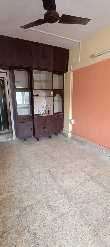 Room in 1 BHK Apartment at Anita Nagar Chs, Kandivali East – for Rent