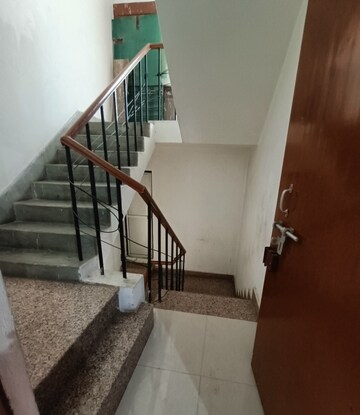 Staircase in 2.5 BHK Independent House at Gomti Nagar – for Rent