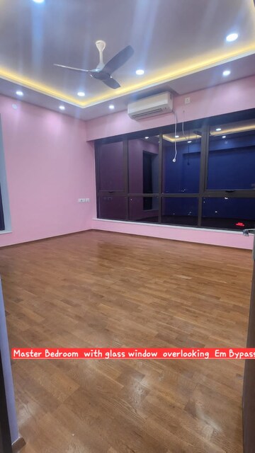 Room in 3.5 BHK Apartment at Bengal Peerless Avidipta, Em Bypass – for Rent