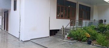 Balcony in 2 BHK Builder Floor at Sector 44 – for Rent