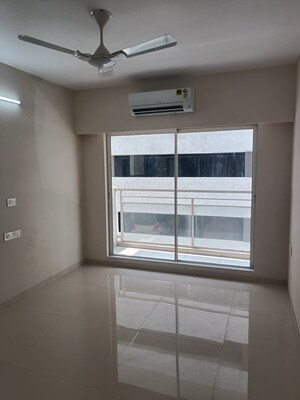 Room in 2.5 BHK Apartment at Kohinoor Square Altissimo, Dadar West – for Sale