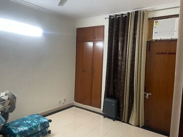 Room in 3 BHK Apartment at Ansal Sushant Estate, Sector 52 – for Rent