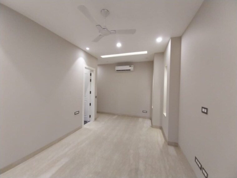Room, nehru enclave 3 Bedroom 240 Sq.Yd. Builder Floor In Nehru Enclave Delhi 8427830