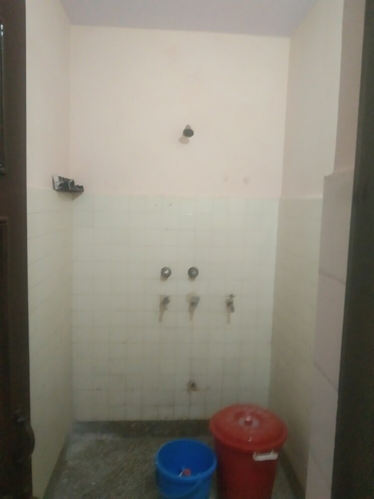 Attached Bathroom, moti nagar 1 Bedroom 390 Sq.Ft. Builder Floor In Moti Nagar Delhi 8427817