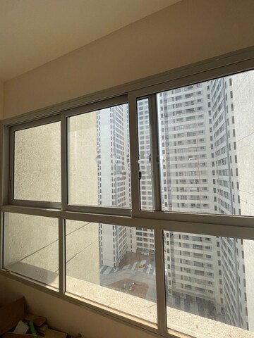 Room in 3 BHK Apartment at Piramal Vaikunth, Balkum Pada – for Rent