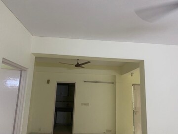 Living Room in 2.5 BHK Apartment at Mayur Vihar Phase 1 Extension – for Rent