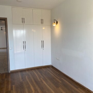 Room in 3 BHK Apartment at Emaar Palm Heights, Sector 77 – for Rent