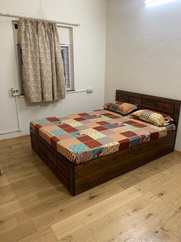 Bedroom in 1.5 BHK Apartment at Vile Parle West – for Rent