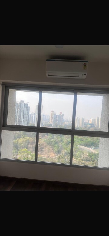 Room in 2 BHK Apartment at Piramal Vaikunth, Balkum Pada – for Rent