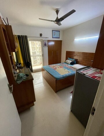 Bedroom in 2.5 BHK Apartment at Mayur Vihar Phase 1 Extension – for Rent