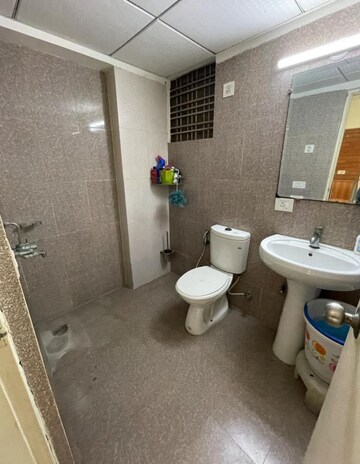 Attached Bathroom in 2.5 BHK Apartment at Mayur Vihar Phase 1 Extension – for Rent